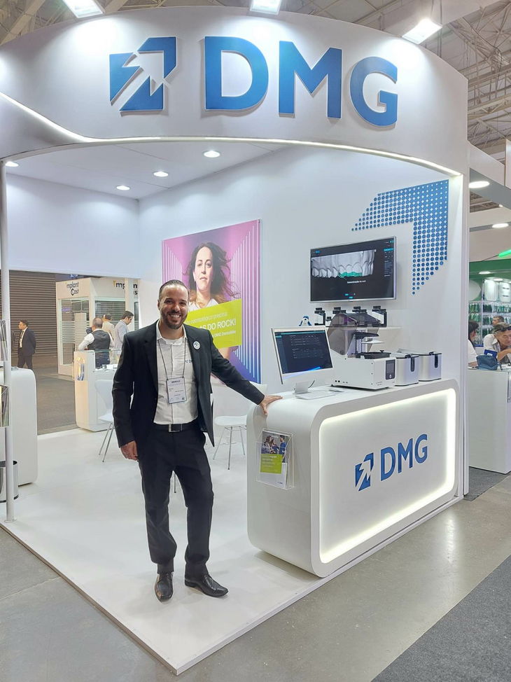 Rafael Papp from DMG Brazil presents the DMG DentaMile digital portfolio at Index23 in São Paulo.